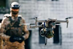 پهپاد (Drone) مجهز به دوربین و تجهیزات شناسایی در حال پرواز در میدان عملیات