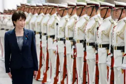 وزیر دفاع ژاپن (Yoko Kamikawa) در مقابل صف سربازان یونیفرم‌پوش
