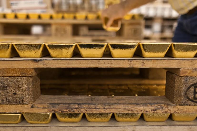 شمش‌های طلای روسیه (Russian Gold) چیده شده روی پالت‌های چوبی در انبار