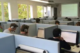 داوطلبان آزمون تافل (TOEFL) در حال انجام تست در آزمایشگاه کامپیوتری