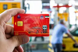 کارت هوشمند سوخت (Smart Fuel Card) شرکت ملی نفت ایران در دست کاربر