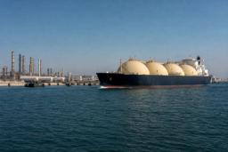 کشتی حمل گاز طبیعی مایع (LNG) در نزدیکی تاسیسات پتروشیمی و پالایشگاه