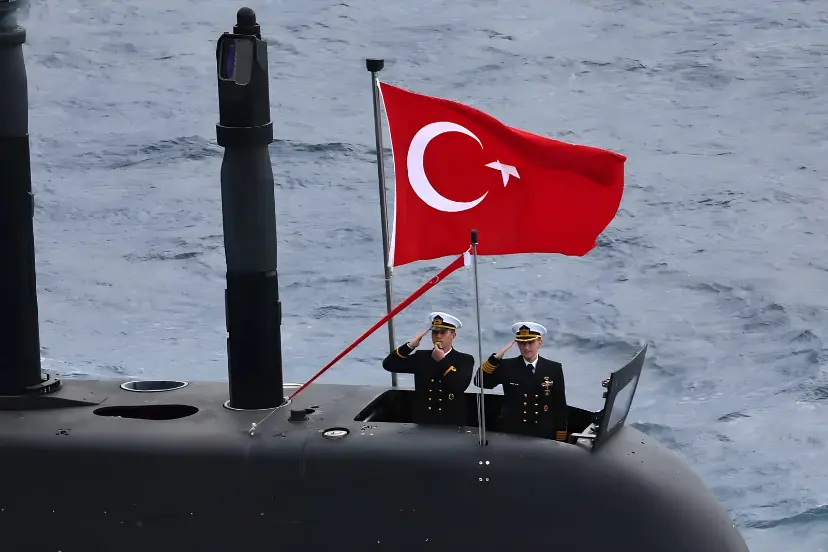 پرسل کردن پرچم ترکیه (Turkey) توسط افسران نیروی دریایی روی عرشه زیردریایی