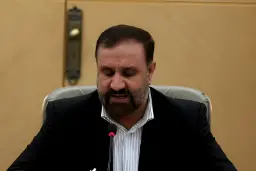 علی صالحی دادستان تهران در حال صحبت پشت میکروفون در جلسه مربوط به پرونده چای دبش