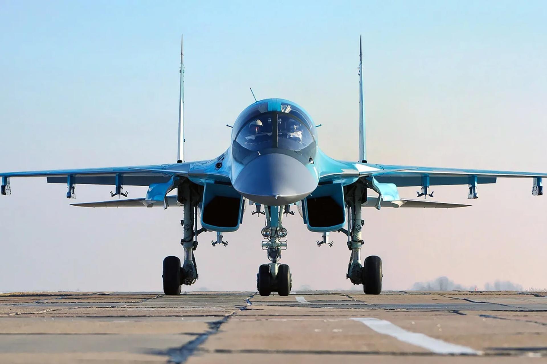 جنگنده نسل پنجم سوخو-۵۷ (Sukhoi Su-57) روی باند فرودگاه