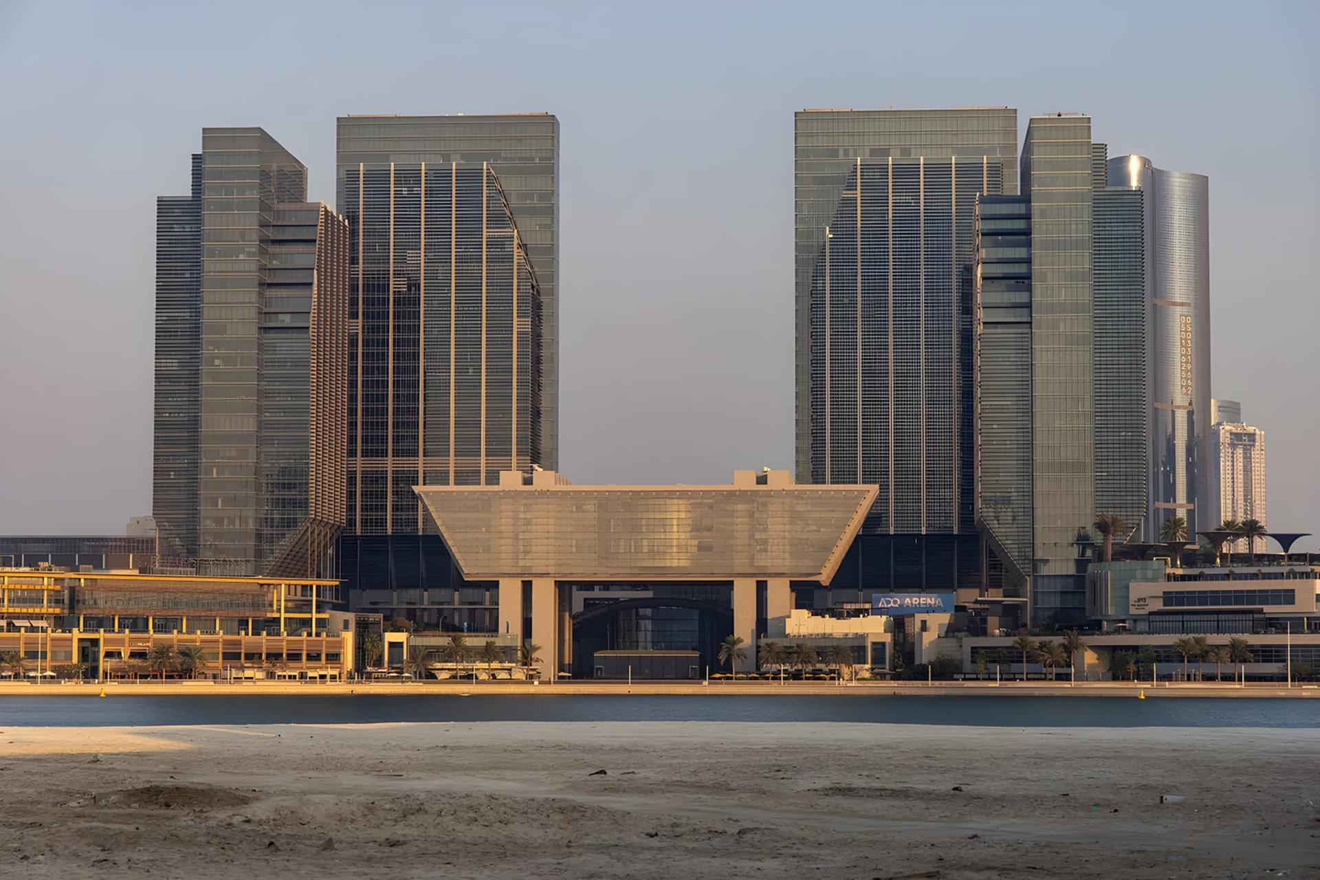 ساختمان‌های بلند تجاری در منطقه مالی ابوظبی (Abu Dhabi) در کنار ساحل