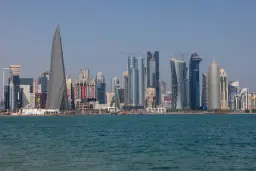 آسمان‌خراش‌های مدرن شهر دوحه (Doha) در کنار ساحل خلیج فارس