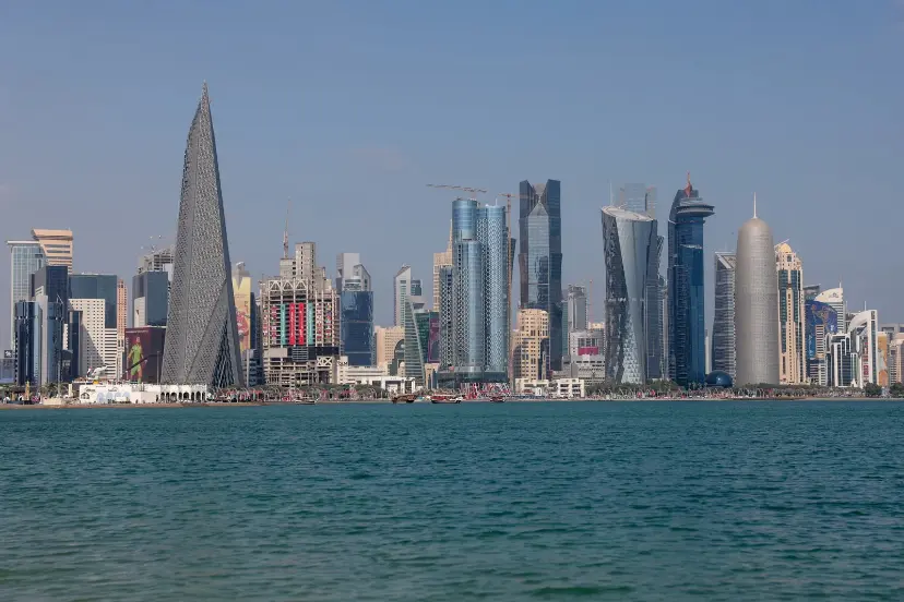 آسمان‌خراش‌های مدرن شهر دوحه (Doha) در کنار ساحل خلیج فارس