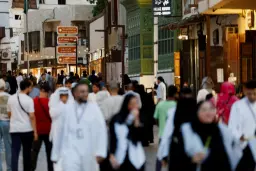 جمعیت مردم در یکی از خیابان‌های پرتردد و تاریخی عربستان سعودی