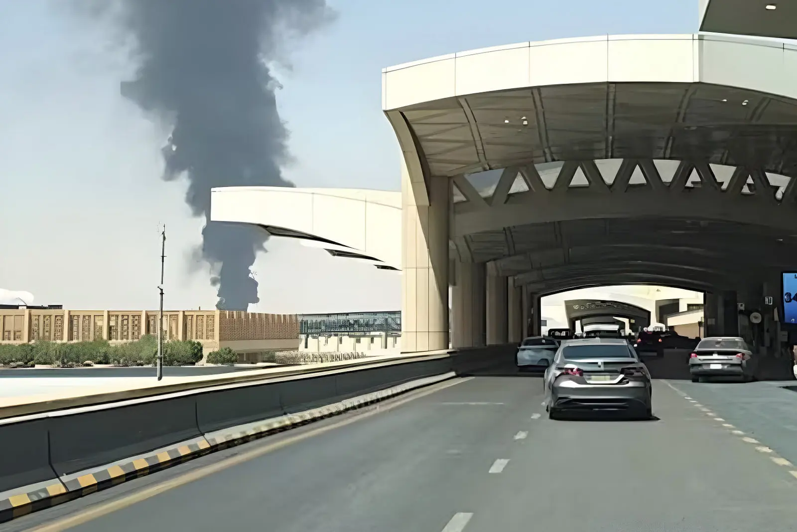 دود غلیظ ناشی از حمله به فرودگاه دمام (Dammam) در آسمان