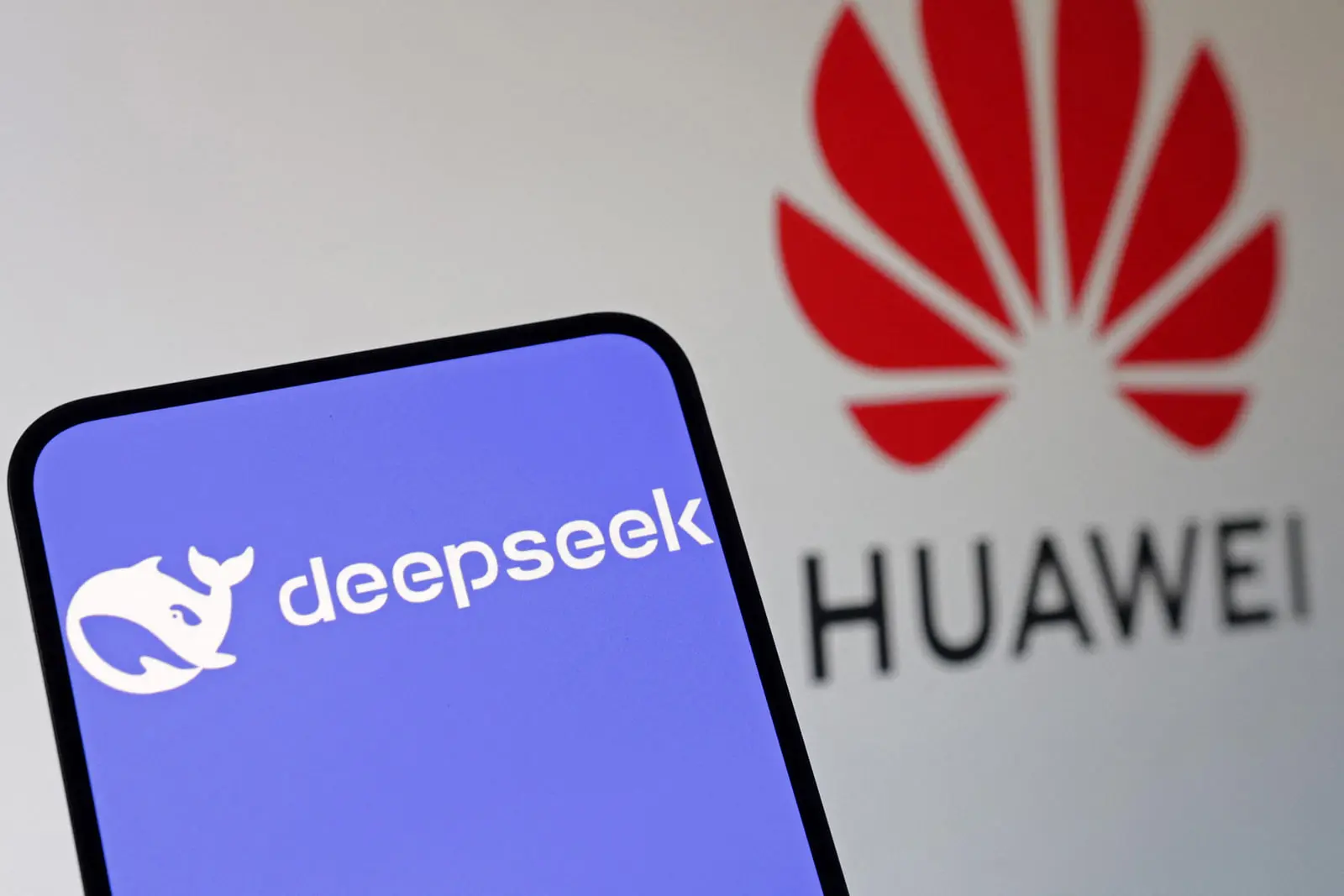 نمایش لوگوی دیپ‌سیک (DeepSeek) روی صفحه گوشی در کنار نشان هواوی (Huawei)