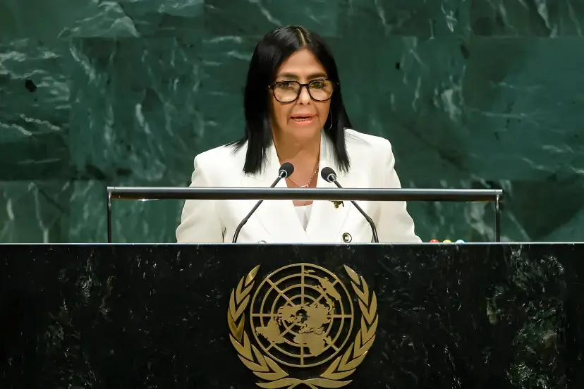 دلسی رودریگز (Delsy Rodríguez) پشت تریبون سازمان ملل متحد در حال سخنرانی
