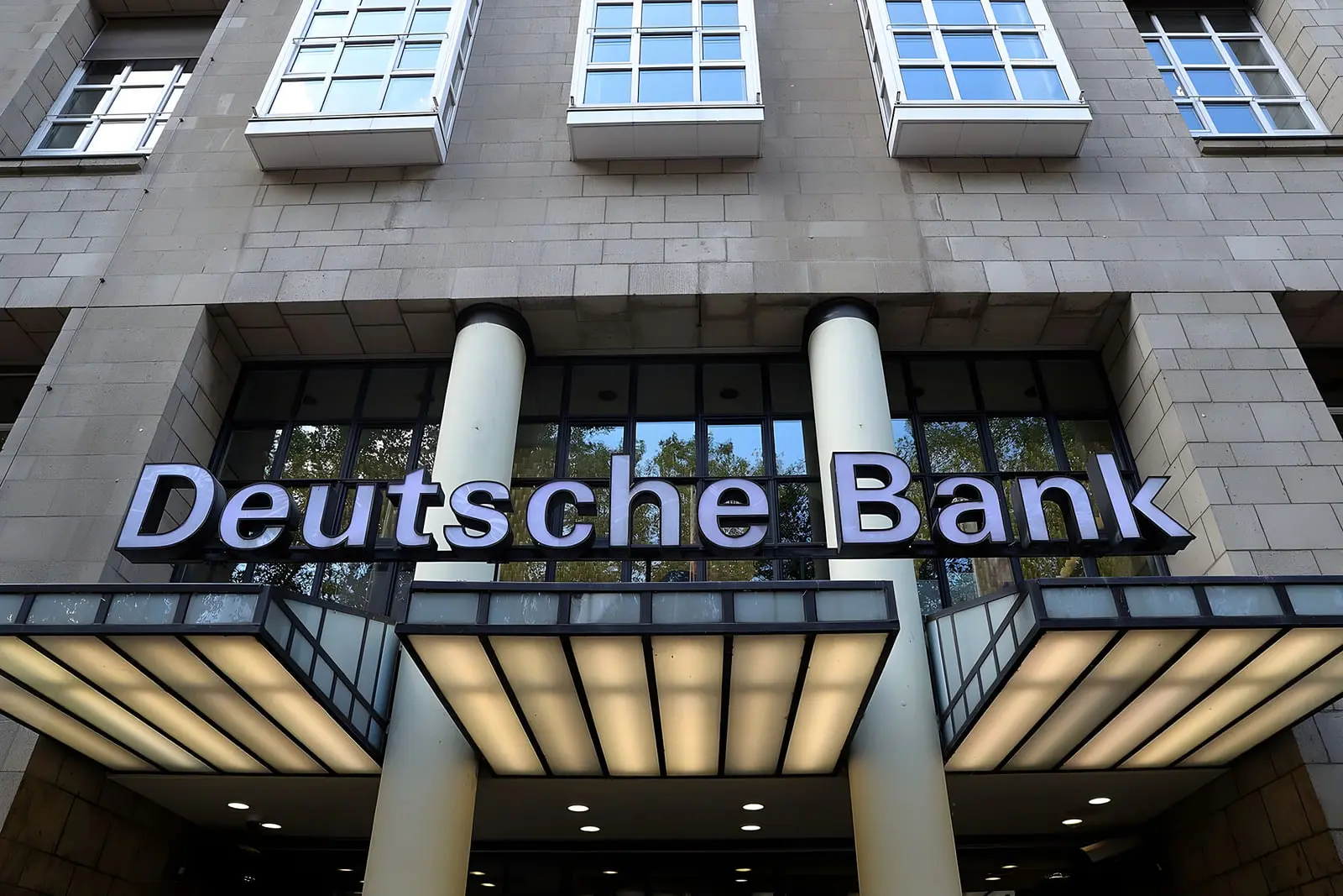 تابلوی بزرگ دویچه بانک (Deutsche Bank) روی نمای ساختمان