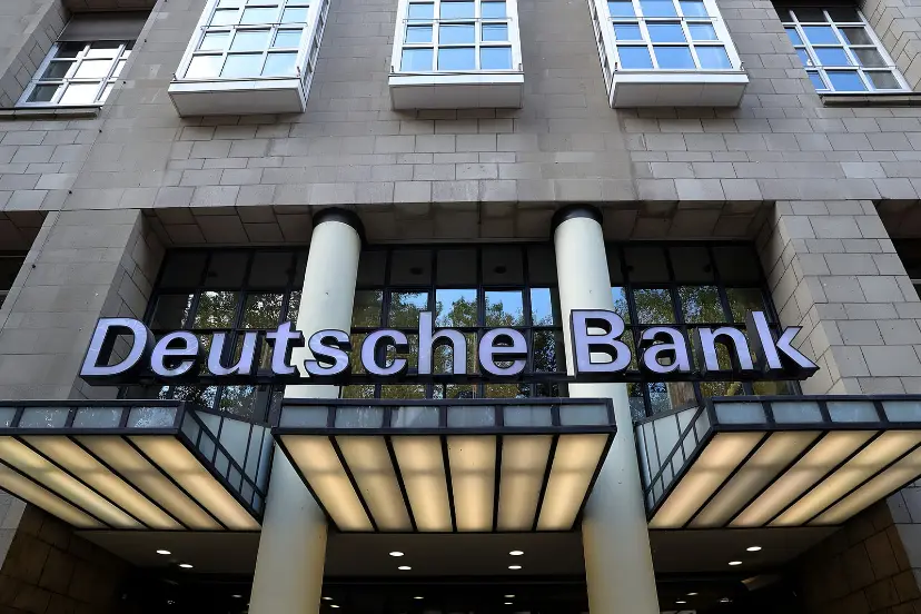 تابلوی بزرگ دویچه بانک (Deutsche Bank) روی نمای ساختمان