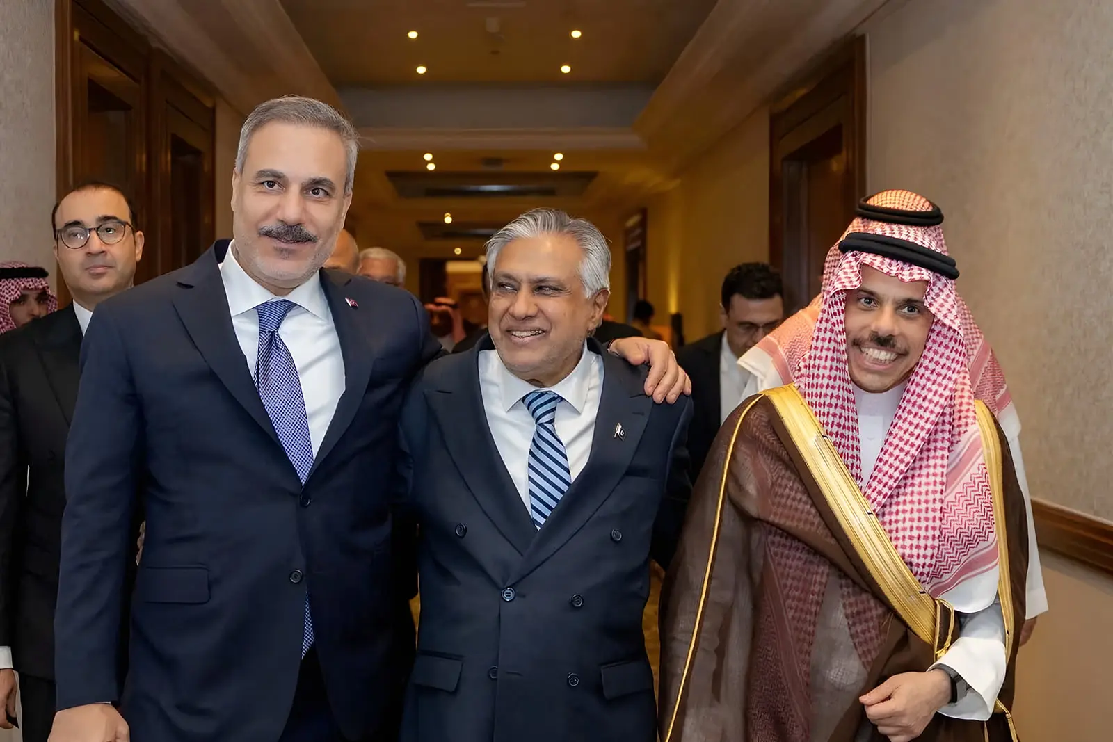 مقامات دیپلماتیک در حال گفت‌و‌گو و حضور در یک مراسم رسمی