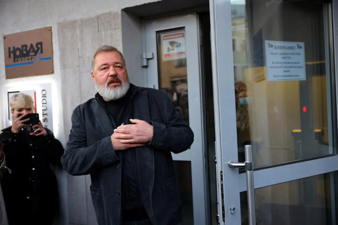 دنیل کاراک (Dmitry Bykov) در مقابل ساختمان روزنامه نوایا گازتا (Novaya Gazeta)
