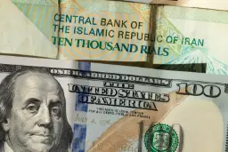 اسکناس‌های دلار آمریکا (US Dollar) و ریال ایران در کنار هم