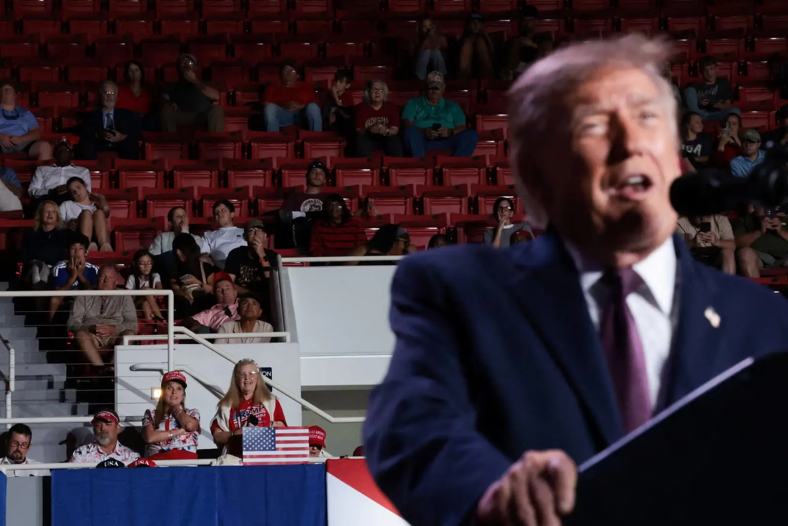 دونالد ترامپ (Donald Trump) در یک تجمع انتخاباتی 