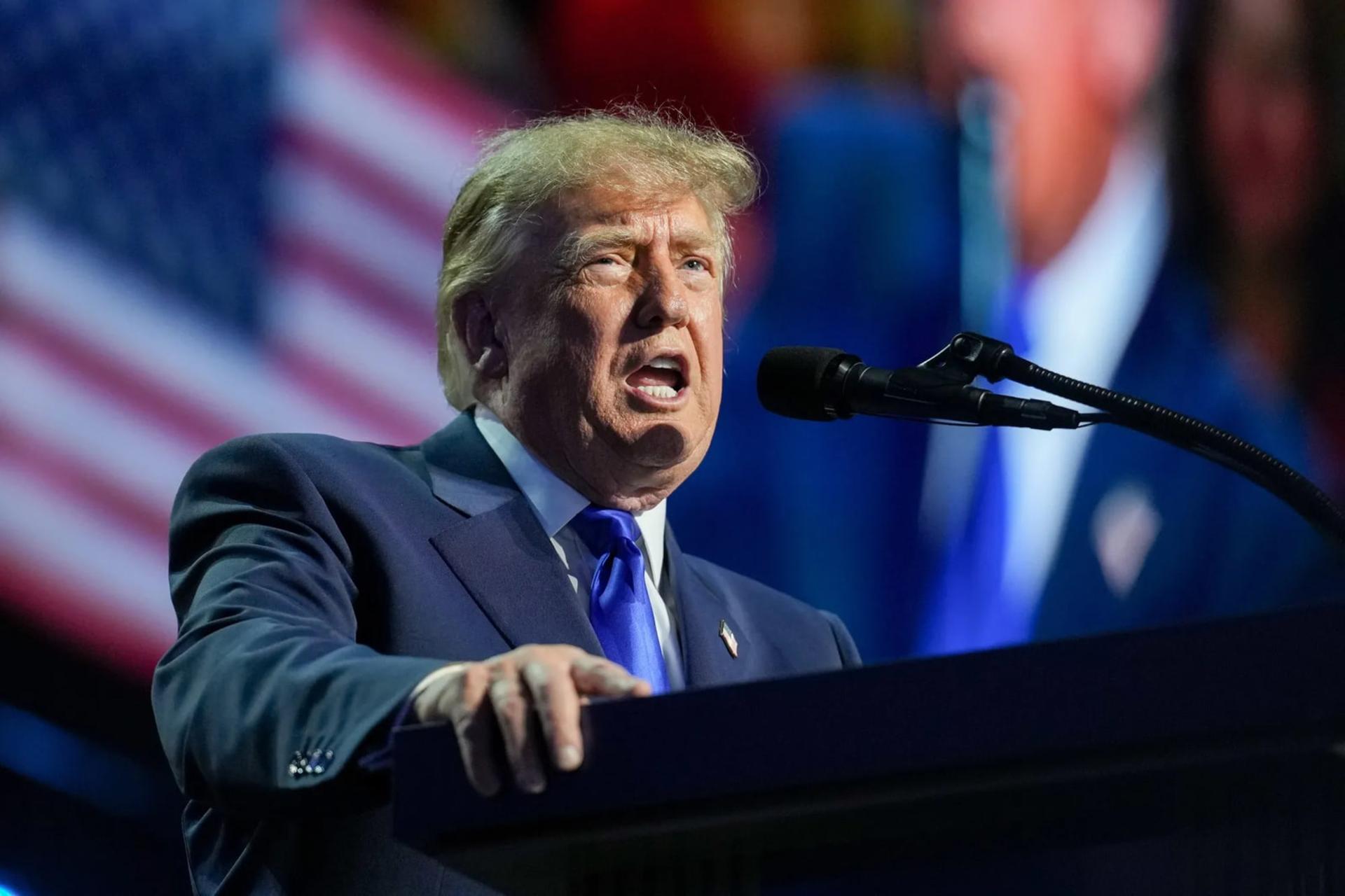 دونالد ترامپ (Donald Trump) رئیس جمهور آمریکا پشت تریبون در حال سخنرانی در یک تجمع انتخاباتی