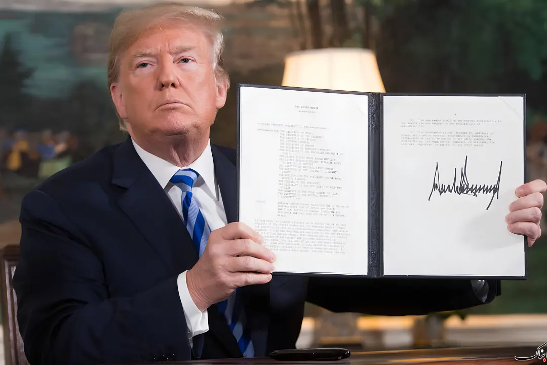 دونالد ترامپ (Donald Trump) فرمان اجرایی کاخ سفید را به نمایش می‌گذارد