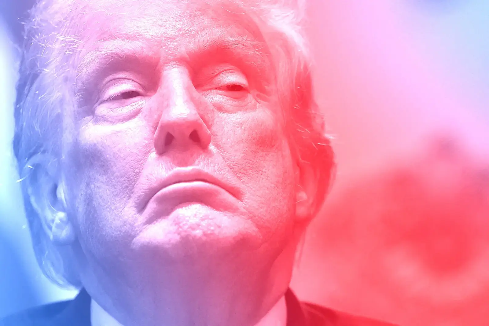 چهره دونالد ترامپ (Donald Trump) با نورپردازی رنگی آبی و قرمز