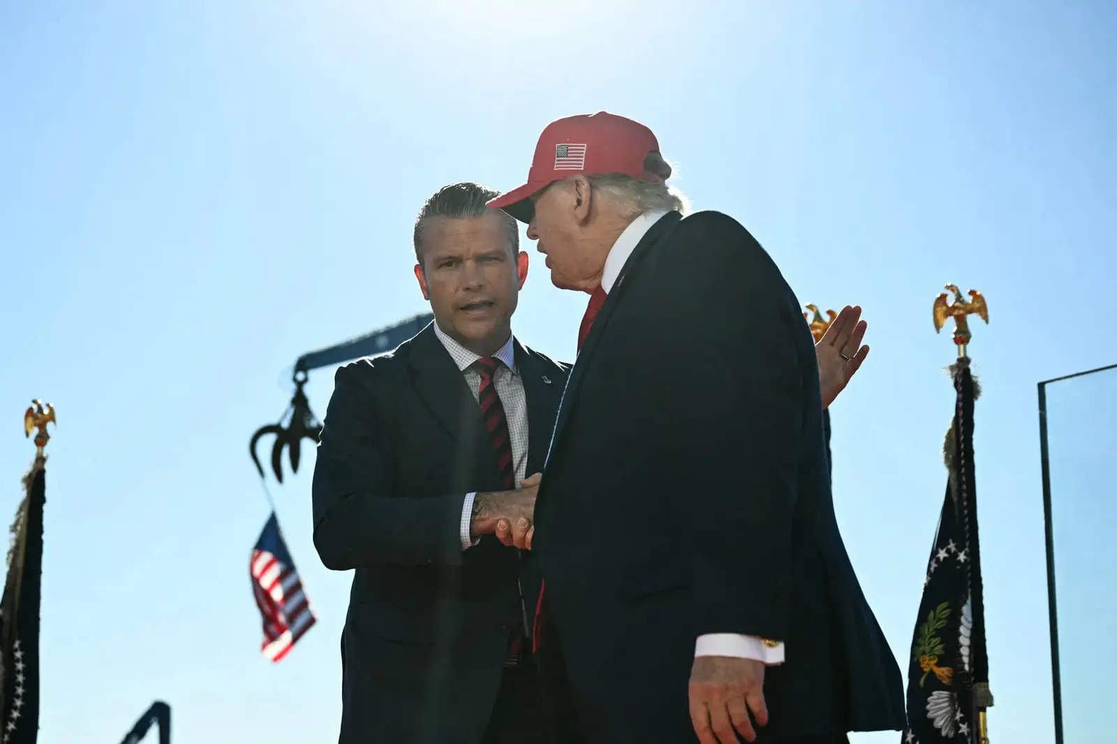 دونالد ترامپ (Donald Trump) در حال گفت‌و‌گو با مردی در مراسم رسمی