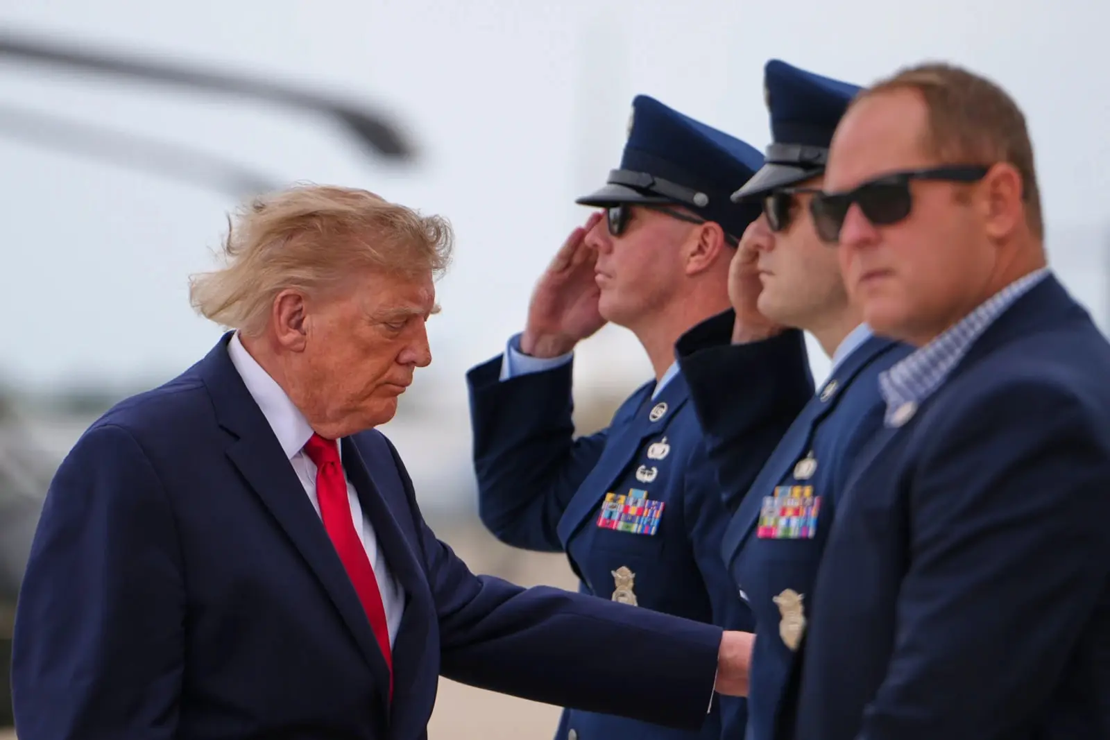 دونالد ترامپ (Donald Trump) در کنار نظامیان در حال حرکت