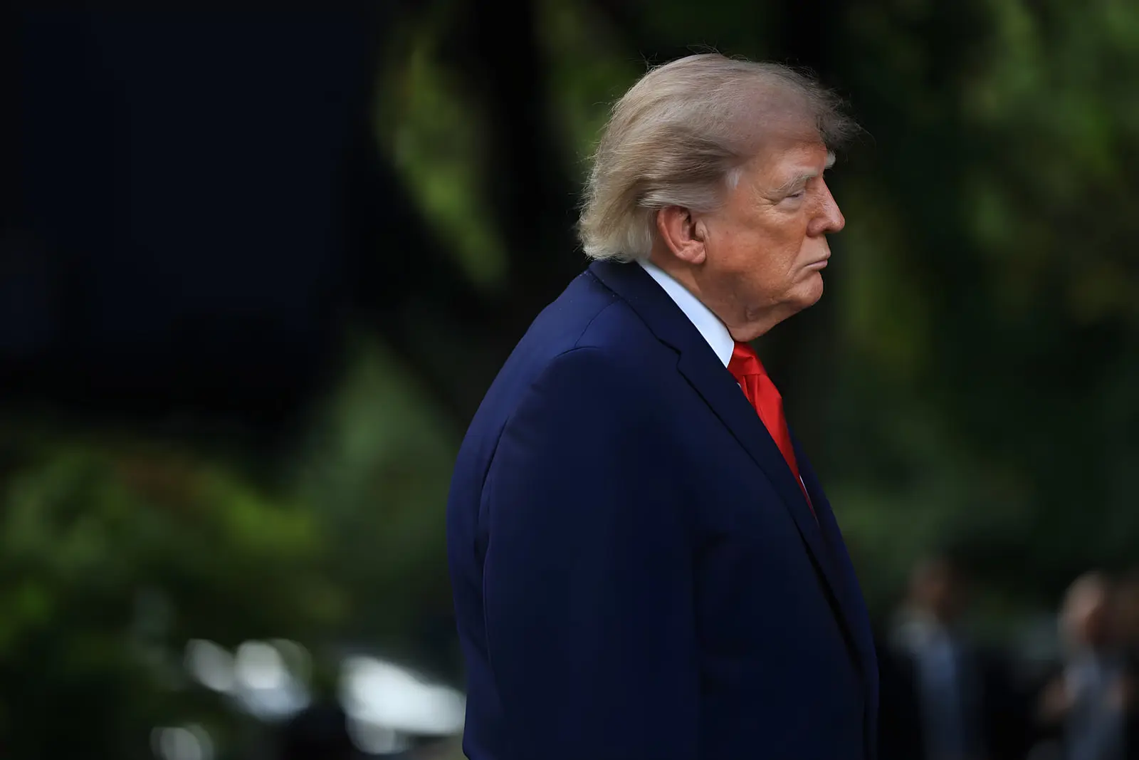 دونالد ترامپ (Donald Trump) با کت و شلوار سرمه‌ای و کراوات قرمز