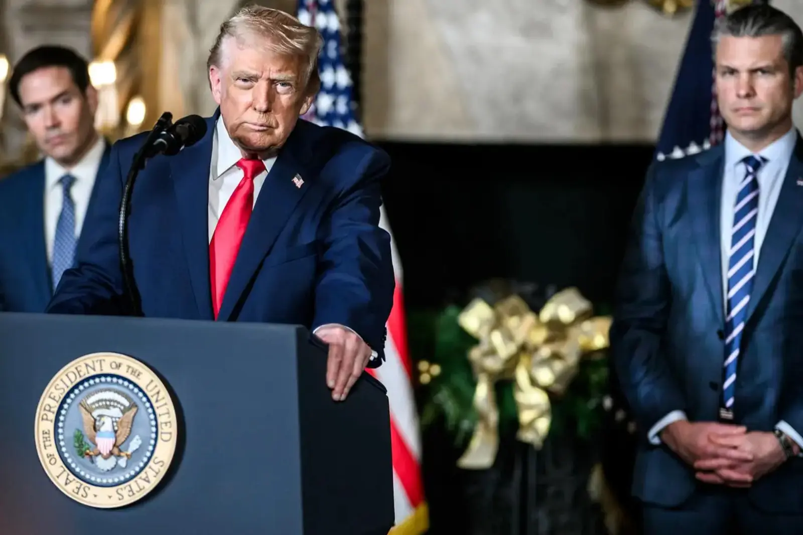 دونالد ترامپ (Donald Trump) پشت تریبون با نشان ریاست‌جمهوری ایالات متحده ایستاده است