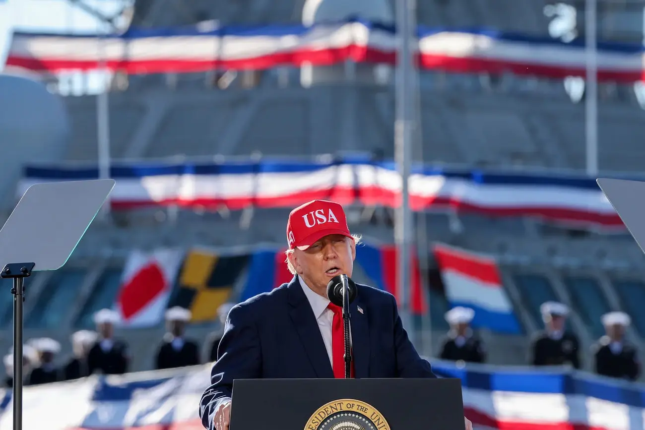 دونالد ترامپ (Donald Trump) در حال سخنرانی پشت تریبون ریاست‌جمهوری آمریکا