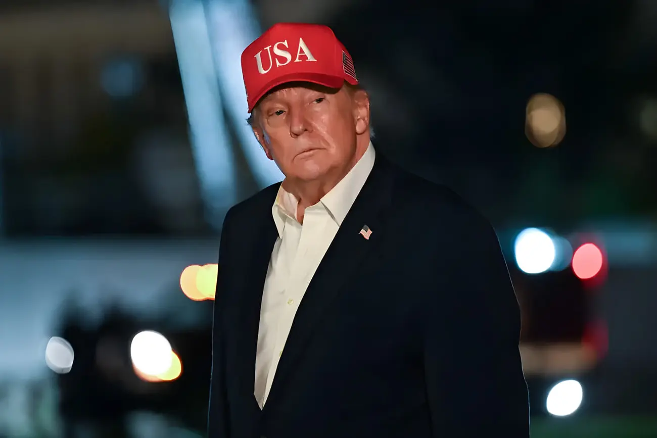 دونالد ترامپ (Donald Trump) با کلاه قرمز USA در شب