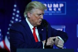 دونالد ترامپ (Donald Trump) در حال نگاه کردن به ساعت مچی خود در یک تجمع سیاسی
