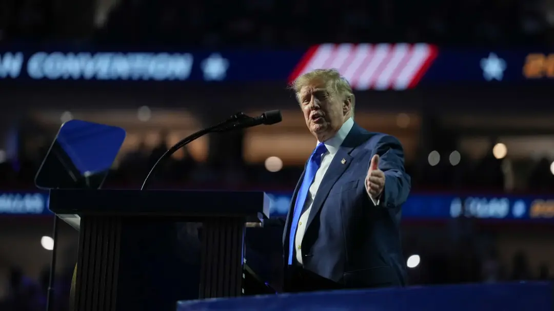 دونالد ترامپ (Donald Trump) در حال سخنرانی پشت تریبون در یک همایش بزرگ
