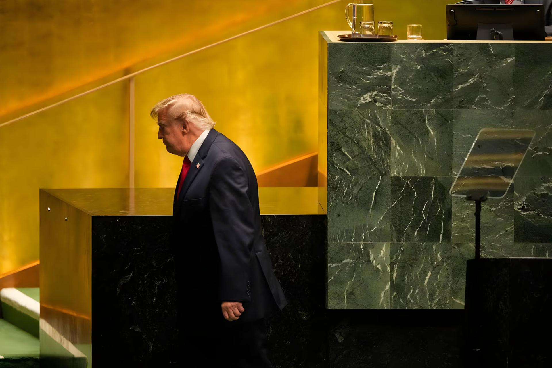 دونالد ترامپ (Donald Trump) در حال حرکت در تالار سازمان ملل متحد
