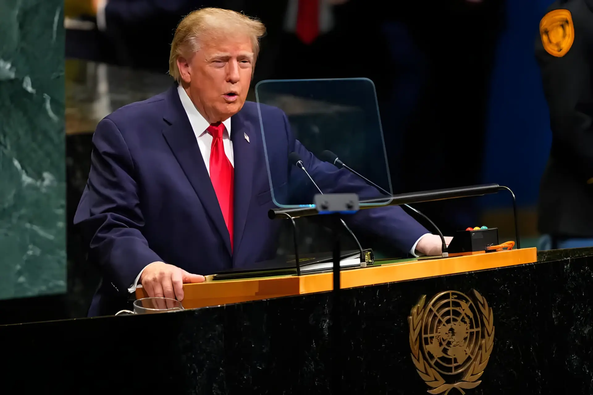 دونالد ترامپ (Donald Trump) پشت تریبون سازمان ملل در حال سخنرانی