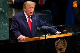 دونالد ترامپ (Donald Trump) پشت تریبون سازمان ملل در حال سخنرانی
