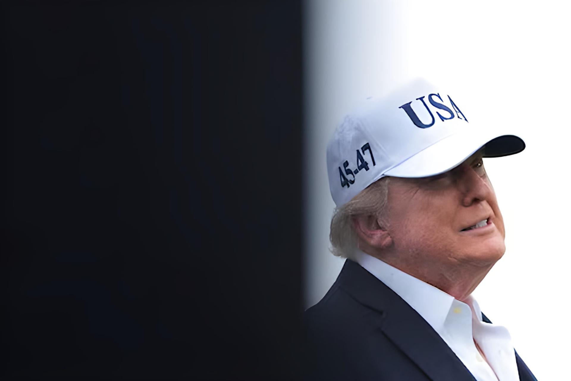 دونالد ترامپ (Donald Trump) با کلاه سفید مخصوص آمریکا