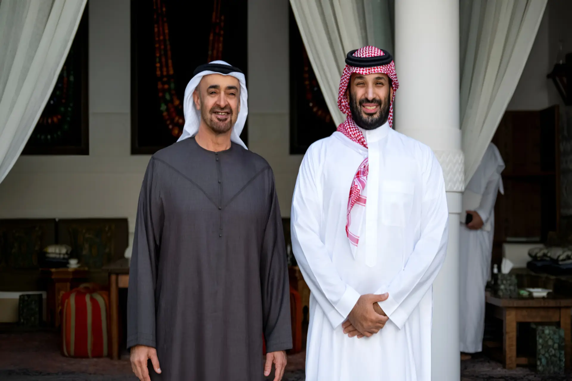 شیخ محمد بن زاید آل نهیان، رئیس امارات متحده عربی، در تاریخ ۳ سپتامبر ۲۰۲۵ در ریاضِ عربستان سعودی، در کنار شاهزاده محمد بن سلمان بن عبدالعزیز، ولیعهد و نخست‌وزیر عربستان سعودی