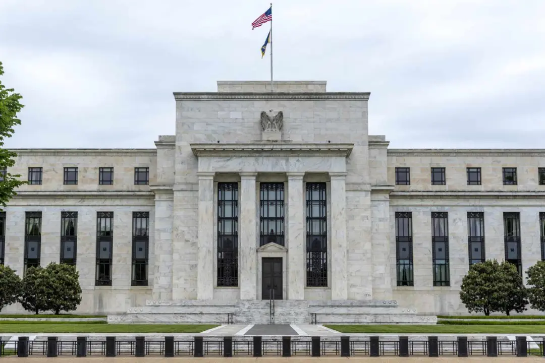 ساختمان مرکزی فدرال رزرو (Federal Reserve) با ستون‌های سفید و پرچم آمریکا