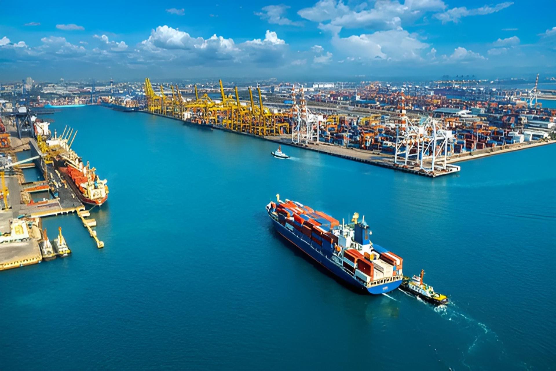 ورود کشتی به بندر