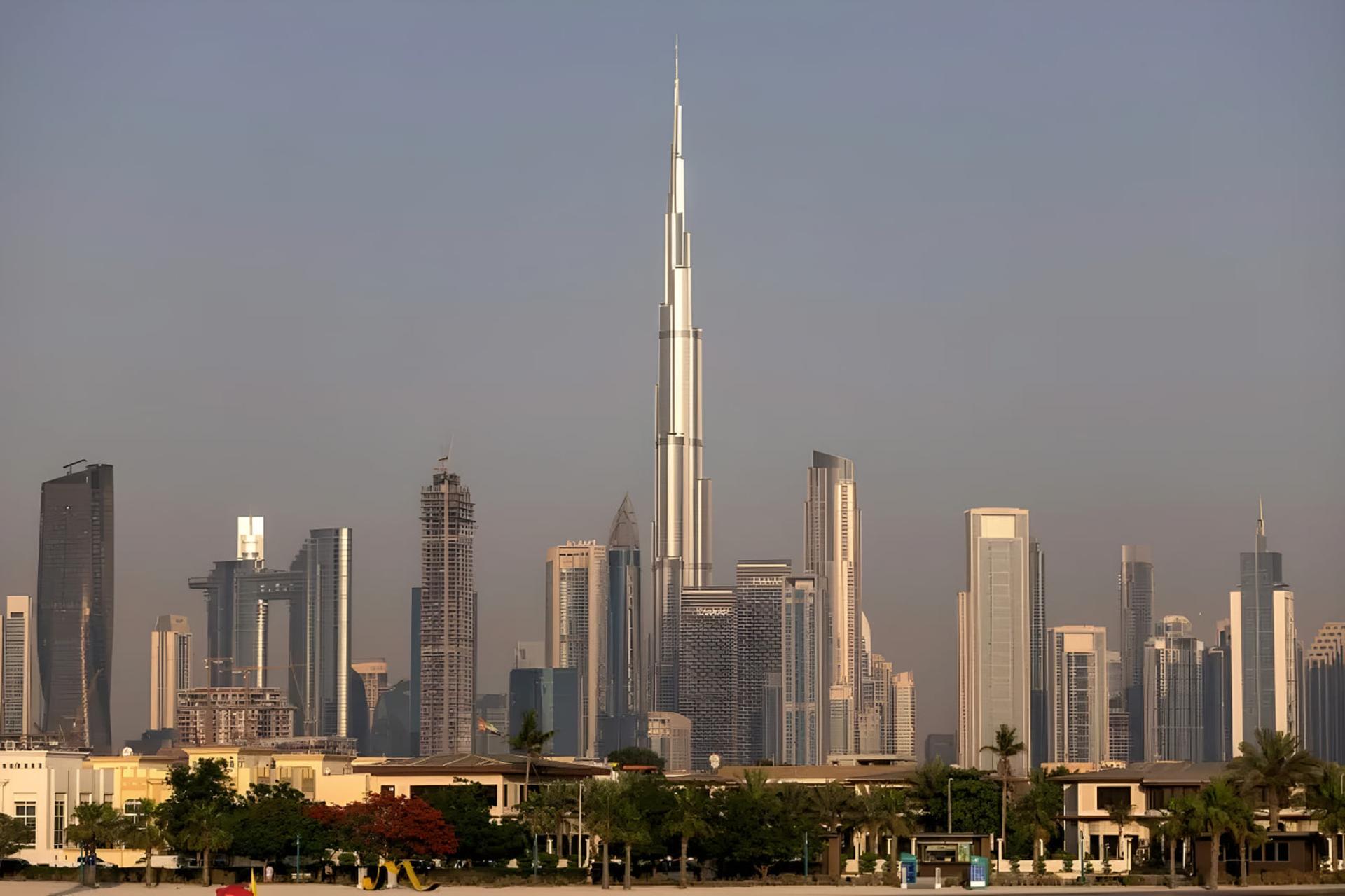 برج خلیفه (Burj Khalifa) در میان آسمان‌خراش‌های شهر دبی