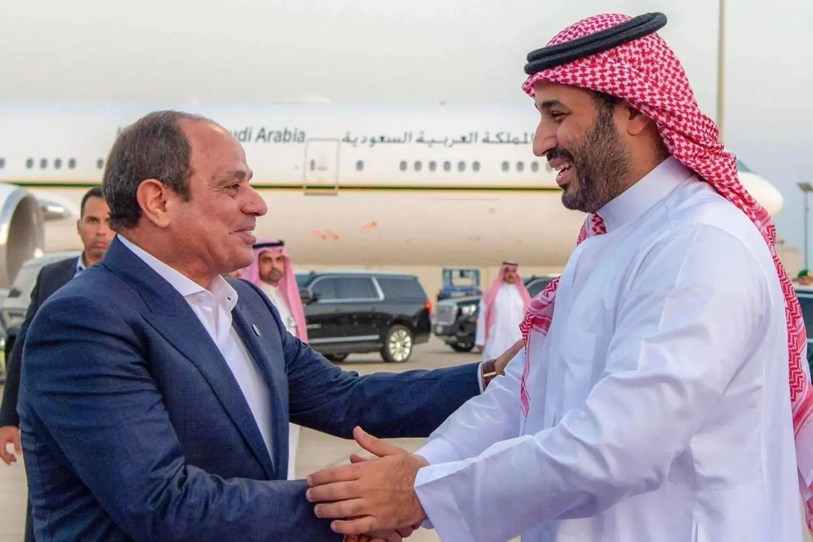 دست دادن السیسی (Abdel Fattah el-Sisi) و محمد بن سلمان (Mohammed bin Salman) در فرودگاه