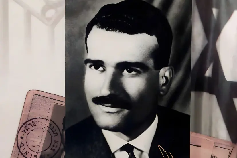 چهره الی کوهن (Eli Cohen) در کنار اسناد و پرچم اسرائیل
