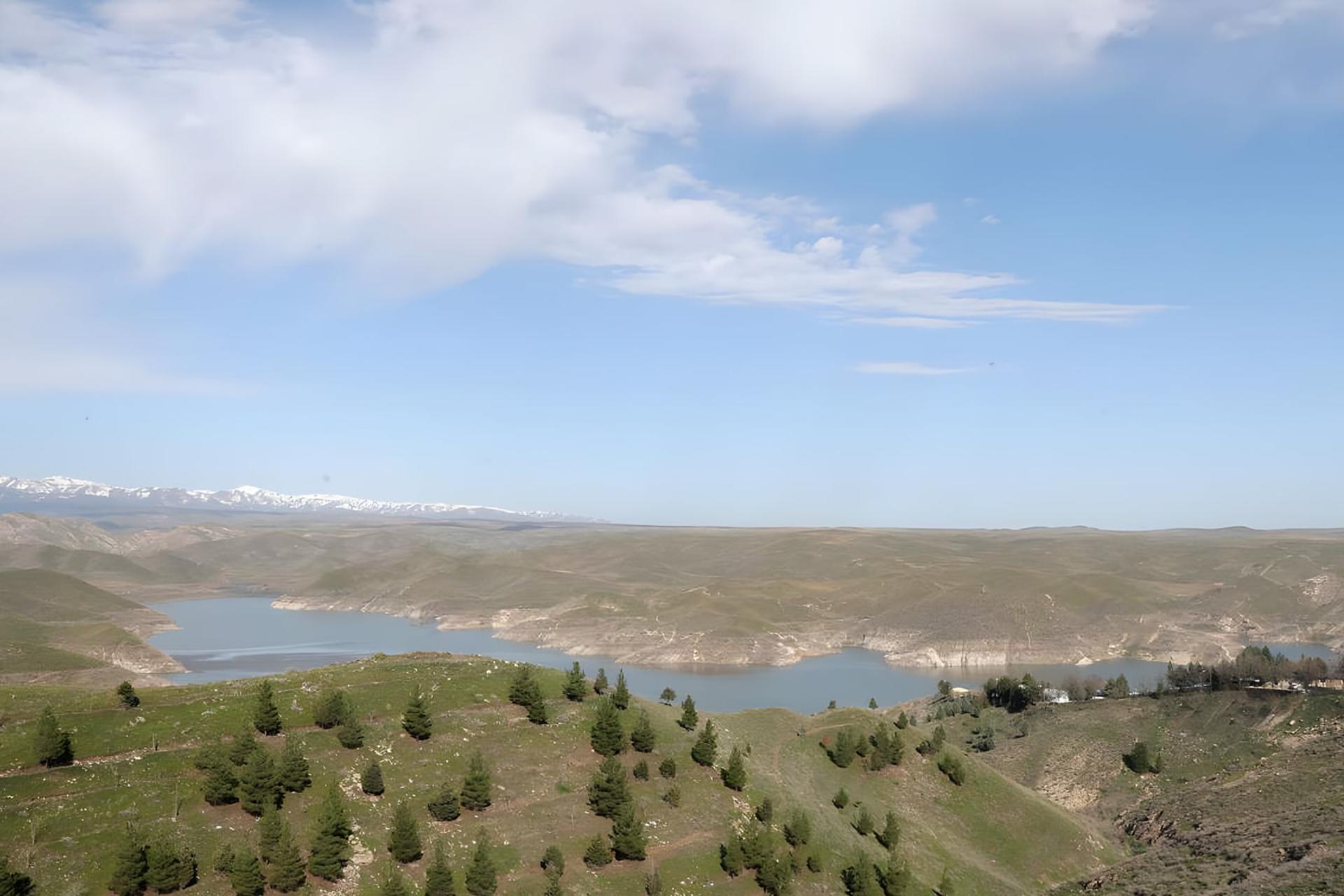 سطح پایین آب در سد ارداک (Erdak Dam) در منطقه مشهد