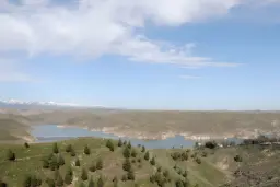 سطح پایین آب در سد ارداک (Erdak Dam) در منطقه مشهد