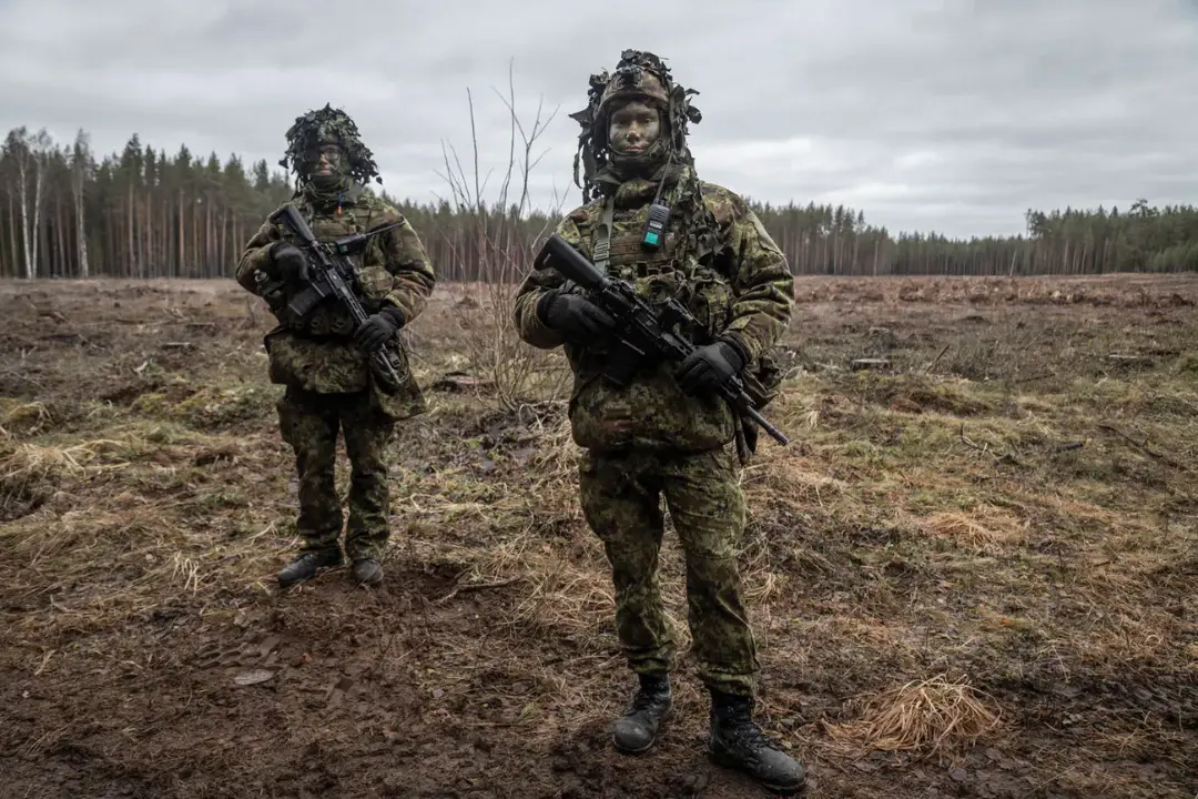 سربازان ارتش استونی (Estonian Defense Forces) با تجهیزات کامل نظامی در محیط جنگلی