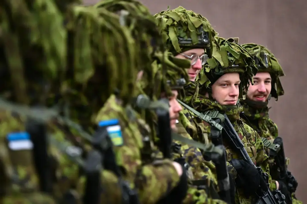 سربازان ارتش استونی (Estonian Defense Forces) با تجهیزات کامل نظامی و کلاهخودهای استتار شده