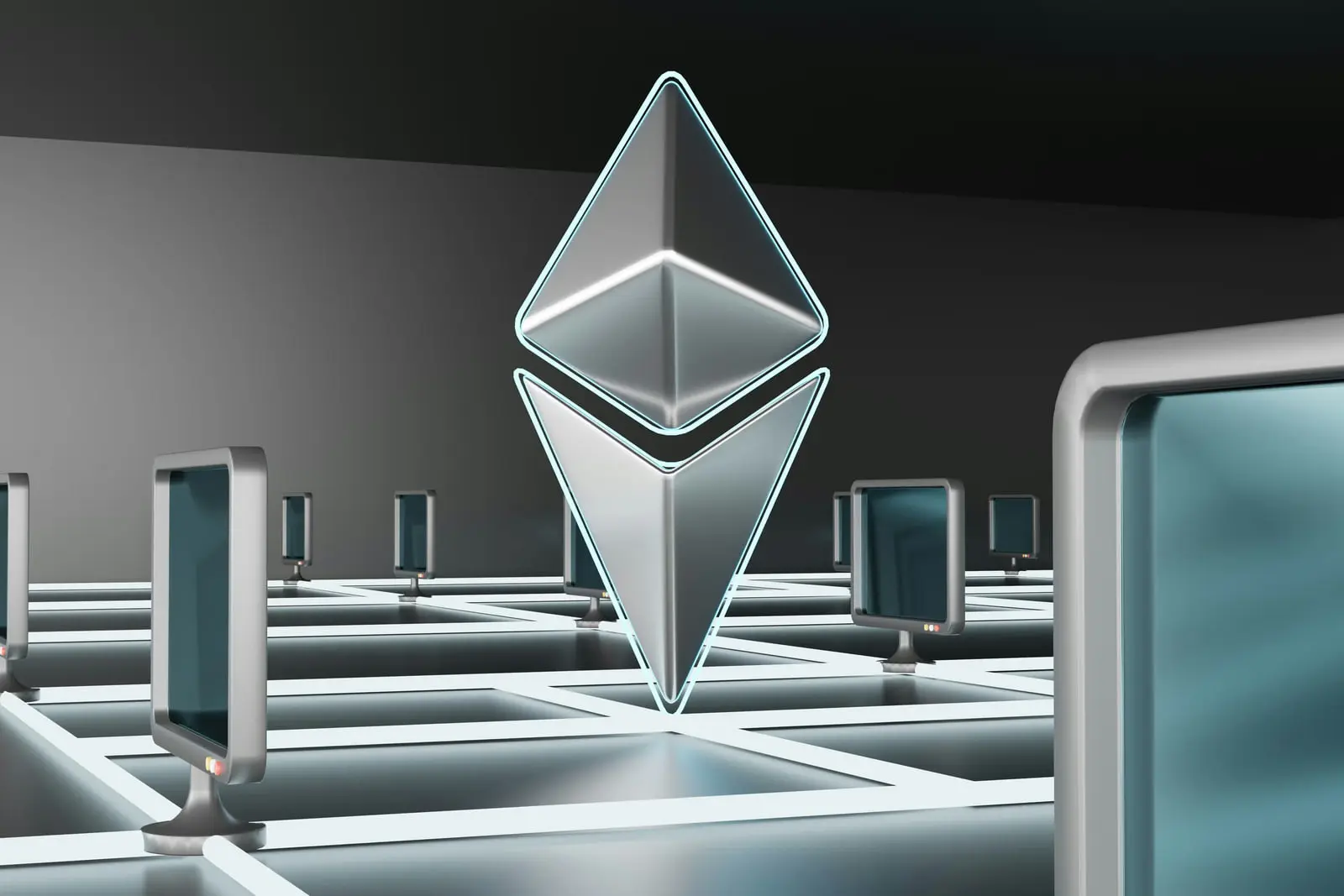 نماد اتریوم (Ethereum) بزرگ و درخشان روی شبکه‌ای از نمایشگرهای دیجیتال