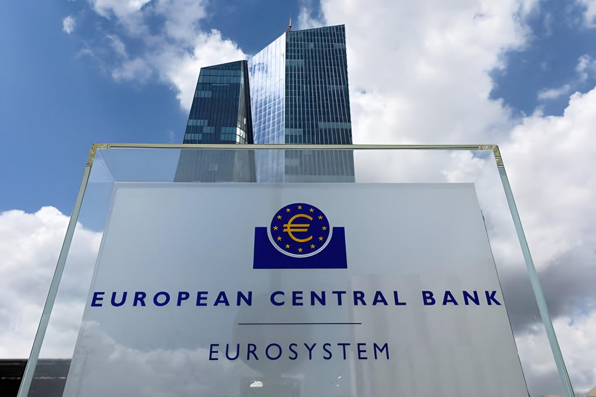 ساختمان بانک مرکزی اروپا (European Central Bank) در مقابل آسمان آبی