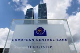 ساختمان بانک مرکزی اروپا (European Central Bank) در مقابل آسمان آبی